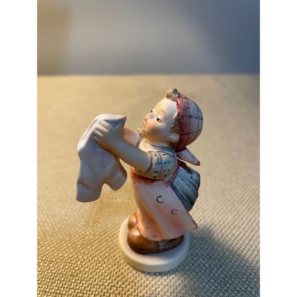 Goebel Hummel “Wash Day” 321 Porcelain Figurine, 3 1/2”Tall in Box, Tmk 6 - Picture 3 of 6